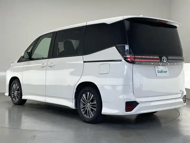 トヨタ ヴォクシー ハイブリッド S－G 愛知県 2023(令5)年 1.8万km ホワイトパールクリスタルシャイン 純正１０．５型ナビ　１４型後席モニター　トヨタチームメイト　禁煙　全方位カメラ　パーキングアシスト　ＢＳＭ　ＤＶＤデッキ　ユニバーサルステップ　電動リアゲート　快適利便Ｍｉｄ　衝突軽減　追従クルコンAC100V電源　クラッツイオシートカバー　LEDオートライト　オートハイビーム　アドバンスドパーク　コーナーセンサー