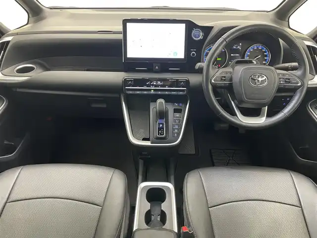 トヨタ ヴォクシー ハイブリッド S－G 愛知県 2023(令5)年 1.8万km ホワイトパールクリスタルシャイン 純正１０．５型ナビ　１４型後席モニター　トヨタチームメイト　禁煙　全方位カメラ　パーキングアシスト　ＢＳＭ　ＤＶＤデッキ　ユニバーサルステップ　電動リアゲート　快適利便Ｍｉｄ　衝突軽減　追従クルコンAC100V電源　クラッツイオシートカバー　LEDオートライト　オートハイビーム　アドバンスドパーク　コーナーセンサー