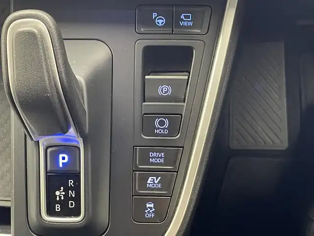 トヨタ ヴォクシー ハイブリッド S－G 愛知県 2023(令5)年 1.8万km ホワイトパールクリスタルシャイン 純正１０．５型ナビ　１４型後席モニター　トヨタチームメイト　禁煙　全方位カメラ　パーキングアシスト　ＢＳＭ　ＤＶＤデッキ　ユニバーサルステップ　電動リアゲート　快適利便Ｍｉｄ　衝突軽減　追従クルコンAC100V電源　クラッツイオシートカバー　LEDオートライト　オートハイビーム　アドバンスドパーク　コーナーセンサー