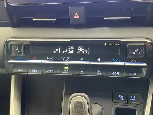 トヨタ ヴォクシー ハイブリッド S－G 愛知県 2023(令5)年 1.8万km ホワイトパールクリスタルシャイン 純正１０．５型ナビ　１４型後席モニター　トヨタチームメイト　禁煙　全方位カメラ　パーキングアシスト　ＢＳＭ　ＤＶＤデッキ　ユニバーサルステップ　電動リアゲート　快適利便Ｍｉｄ　衝突軽減　追従クルコンAC100V電源　クラッツイオシートカバー　LEDオートライト　オートハイビーム　アドバンスドパーク　コーナーセンサー