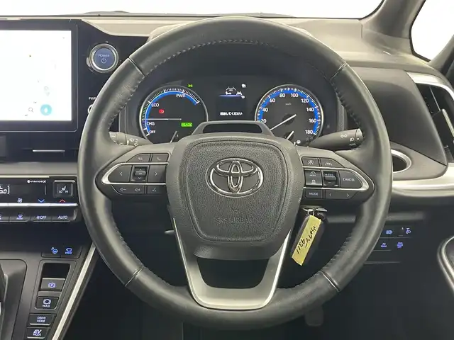 トヨタ ヴォクシー ハイブリッド S－G 愛知県 2023(令5)年 1.8万km ホワイトパールクリスタルシャイン 純正１０．５型ナビ　１４型後席モニター　トヨタチームメイト　禁煙　全方位カメラ　パーキングアシスト　ＢＳＭ　ＤＶＤデッキ　ユニバーサルステップ　電動リアゲート　快適利便Ｍｉｄ　衝突軽減　追従クルコンAC100V電源　クラッツイオシートカバー　LEDオートライト　オートハイビーム　アドバンスドパーク　コーナーセンサー