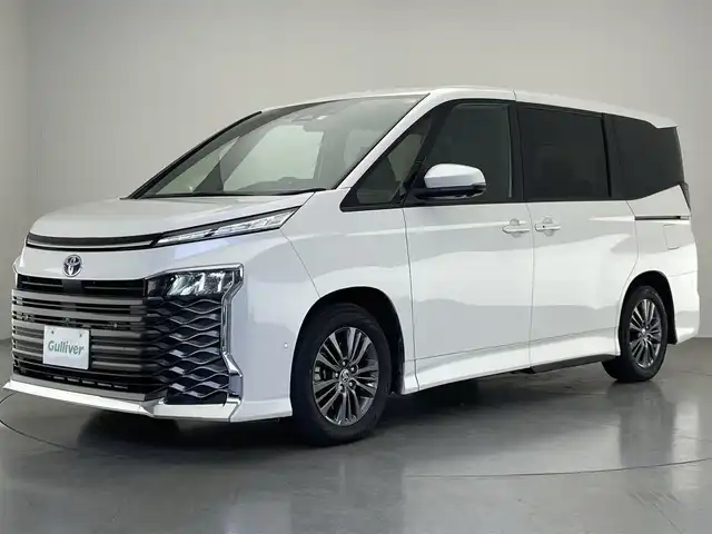 トヨタ ヴォクシー ハイブリッド S－G 愛知県 2023(令5)年 1.8万km ホワイトパールクリスタルシャイン 純正１０．５型ナビ　１４型後席モニター　トヨタチームメイト　禁煙　全方位カメラ　パーキングアシスト　ＢＳＭ　ＤＶＤデッキ　ユニバーサルステップ　電動リアゲート　快適利便Ｍｉｄ　衝突軽減　追従クルコンAC100V電源　クラッツイオシートカバー　LEDオートライト　オートハイビーム　アドバンスドパーク　コーナーセンサー