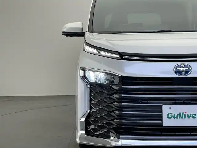 トヨタ ヴォクシー ハイブリッド S－G 愛知県 2023(令5)年 1.8万km ホワイトパールクリスタルシャイン 純正１０．５型ナビ　１４型後席モニター　トヨタチームメイト　禁煙　全方位カメラ　パーキングアシスト　ＢＳＭ　ＤＶＤデッキ　ユニバーサルステップ　電動リアゲート　快適利便Ｍｉｄ　衝突軽減　追従クルコンAC100V電源　クラッツイオシートカバー　LEDオートライト　オートハイビーム　アドバンスドパーク　コーナーセンサー