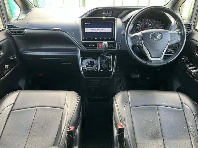 トヨタ ヴォクシー ZS 煌 奈良県 2018(平30)年 2.7万km ブラック 純正9インチナ/ビ（NSZT-Y68T）/（フルセグ/BT/CD/DVD)/純正12インチフリップダウンモニター（V12T-R68C）/クルーズコントロール/バックカメラ/プリクラッシュセーフティ/レーンキープアシスト/両側パワースライドドア/後席サンシェード/レザー調シートカバー/前方ドライブレコーダー/ETC/純正16インチAW