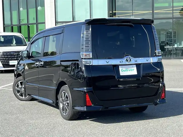 トヨタ ヴォクシー ZS 煌 奈良県 2018(平30)年 2.7万km ブラック 純正9インチナ/ビ（NSZT-Y68T）/（フルセグ/BT/CD/DVD)/純正12インチフリップダウンモニター（V12T-R68C）/クルーズコントロール/バックカメラ/プリクラッシュセーフティ/レーンキープアシスト/両側パワースライドドア/後席サンシェード/レザー調シートカバー/前方ドライブレコーダー/ETC/純正16インチAW