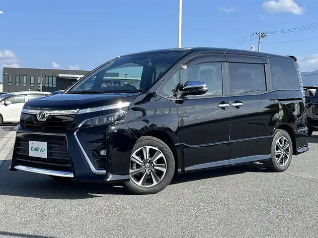 トヨタ ヴォクシー ZS 煌 奈良県 2018(平30)年 2.7万km ブラック 純正9インチナ/ビ（NSZT-Y68T）/（フルセグ/BT/CD/DVD)/純正12インチフリップダウンモニター（V12T-R68C）/クルーズコントロール/バックカメラ/プリクラッシュセーフティ/レーンキープアシスト/両側パワースライドドア/後席サンシェード/レザー調シートカバー/前方ドライブレコーダー/ETC/純正16インチAW