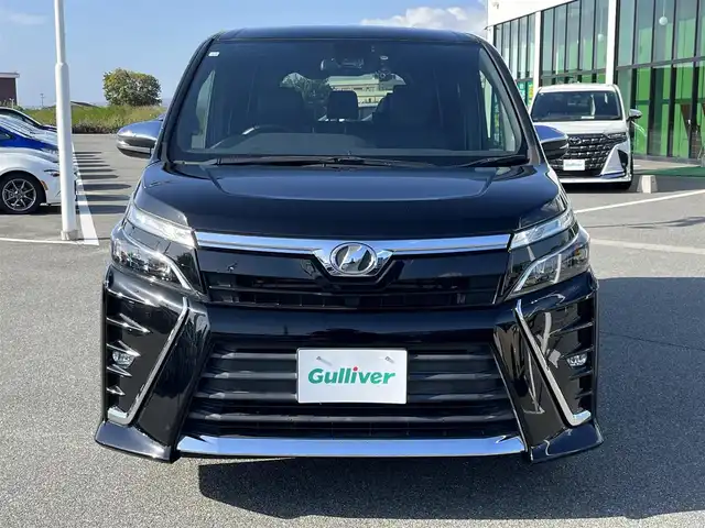 トヨタ ヴォクシー ZS 煌 奈良県 2018(平30)年 2.7万km ブラック 純正9インチナ/ビ（NSZT-Y68T）/（フルセグ/BT/CD/DVD)/純正12インチフリップダウンモニター（V12T-R68C）/クルーズコントロール/バックカメラ/プリクラッシュセーフティ/レーンキープアシスト/両側パワースライドドア/後席サンシェード/レザー調シートカバー/前方ドライブレコーダー/ETC/純正16インチAW