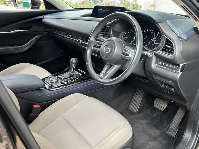 マツダ ＣＸ－３０ 20S プロアクティブ 静岡県 2021(令3)年 1.8万km チタニウムフラッシュマイカ 純正ナビ/・ラジオ/フルセグTV/・USB/Bluetooth/CD/DVD/HDMI/主要装備/・レーダークルーズコントロール　/・ドライブレコーダー　/・ＥＴＣ　/・全方位カメラ　/・パワーバックドア　/・ステアリングリモコン　/・レーンキープアシスト　/・オートホールド　/・パドルシフト　/・ヘッドアップディスプレイ　/・ＢＳＭ/・コーナーセンサー/・横滑り防止/・アイドリングストップ/・オートライト/・SOSコール/・プッシュスタート/・スマートキー