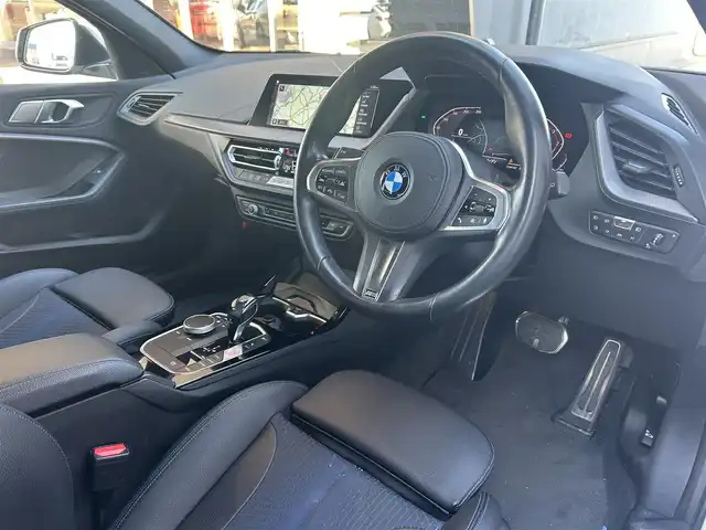 ＢＭＷ ＢＭＷ １１８ｄ Mスポーツ EDジョイ+ 茨城県 2020(令2)年 5.3万km 白 コンフォートパッケージ/アクティブクルーズコントロール/パワーシート/シートメモリ/ナビパッケージ/純正ナビ　BT/AF/FM/LEDオートライト/オートハイビーム/ハーフレザー/純正アルミホイール/純正フロアマット/USBポート/ステアリングスイッチ/電動リアゲート/バックカメラ/コーナセンサー/ETC/スマートキー