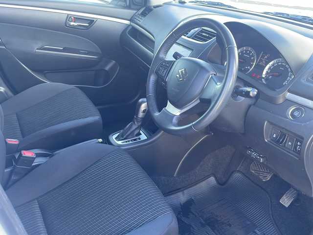 スズキ スイフト XL 道東・釧路十勝 2015(平27)年 3.3万km スノーホワイトパール ・４WD/・社外メモリナビ/（CD・DVD・BT・フルセグ・ラジオ）/・前席シートヒーター/・社外前後ドライブレコーダー/・スマートキー/・プッシュスタート/・ETC/・ドアバイザー/・フロアマット/・横滑り防止装置/・フォグライト/・純正アルミホイール