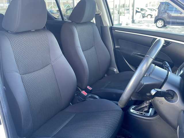 スズキ スイフト XL 道東・釧路十勝 2015(平27)年 3.3万km スノーホワイトパール ・４WD/・社外メモリナビ/（CD・DVD・BT・フルセグ・ラジオ）/・前席シートヒーター/・社外前後ドライブレコーダー/・スマートキー/・プッシュスタート/・ETC/・ドアバイザー/・フロアマット/・横滑り防止装置/・フォグライト/・純正アルミホイール