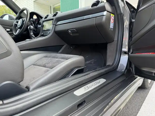 ポルシェ ７１８ボクスター 愛媛県 2016(平28)年 2.3万km アゲートグレーメタリック 左ハンドル/6速マニュアル/GTスポーツステアリングホイール/１９インチボクスターSアルミホイール/PASM/電動可倒式ドアミラー/ハーフレザー/シートヒーター/純正ナビ/Bluetooth　DVD　USB　SD/AppleCarPlay/LEDヘッドライト/空気圧センサー/ETC/有償外装色：アゲートグレーメタリック/保証書・取説/スペアキー