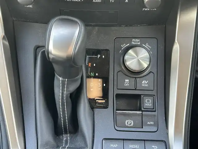 レクサス ＮＸ 300h バージョンL 大阪府 2019(平31)年 3.9万km ソニッククォーツ ワンオーナー　/純正  インチナビ　/   フルセグＴＶ/CD/DVD/Bluetooth/USB　/パノラミックビューモニター/パーキングアシスト　/コーナーセンサー/ブラインドスポットモニター/前席シートヒーター、シートベンチレーター/クルーズコントロール/レーンキープアシスト　/アイドリングストップ/電動リアゲート　/パワーシート　/ステアリングヒーター/オートマチックハイビーム　/前方ドライブレコーダー/純正18インチアルミホイール　/ＥＴＣ2.0　/ＬＥＤ/取扱説明書/保証書