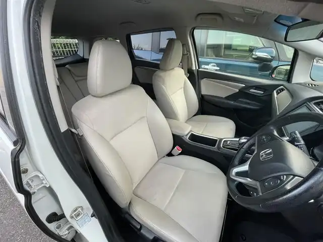 ホンダ シャトル ハイブリッド X スタイルエディション 兵庫県 2016(平28)年 10.1万km ホワイトオーキッドパール (株)IDOMが運営する【じしゃロン姫路店】の自社ローン専用車両になります。こちらは現金またはオートローンご利用時の価格です。自社ローンご希望の方は別途その旨お申付け下さい/純正８型ナビ　/純正ドライブレコーダー　/ステアリングスイッチ　/パドルシフト　/純正ビルトインＥＴＣ　/クルーズコントロール　/オートライト　/ＬＥＤヘッドライト　/フォグライト　/電動格納ミラー　/衝突軽減ブレーキ