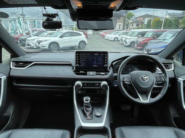 トヨタ ＲＡＶ４ ＰＨＶ ブラックトーン 静岡県 2021(令3)年 3.1万km アティチュードブラックマイカ/シルバーメタリック 2トーン ●ワンオーナー/●純正9インチディスプレイオーディオ(ナビ機能付き)/(フルセグ/Bluetooth)/●ブラックレザーシート/●全席シートヒーター/●全方位カメラ/●レーダークルーズコントロール/●ブラインドスポットモニター/●衝突被害軽減システム/●レーンキープアシスト/●前後コーナーセンサー/●電動パーキングブレーキ/●オートブレーキホールド/●LEDライト/●オートライト/●オートマチックハイビーム/●革巻きステアリング/●ステアリングスイッチ/●ステアリングヒーター/●ETC/●前方ドライブレコーダー/●デジタルルームミラー/●電動リアゲート/●置くだけ充電/●100V充電/●純正19インチアルミホイール/●W＋サイドSRS＆ABS/●保証書/●取扱説明書