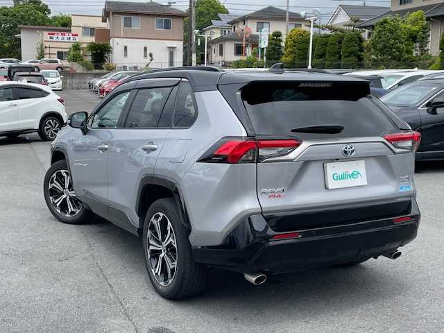 トヨタ ＲＡＶ４ ＰＨＶ ブラックトーン 静岡県 2021(令3)年 3.1万km アティチュードブラックマイカ/シルバーメタリック 2トーン ●ワンオーナー/●純正9インチディスプレイオーディオ(ナビ機能付き)/(フルセグ/Bluetooth)/●ブラックレザーシート/●全席シートヒーター/●全方位カメラ/●レーダークルーズコントロール/●ブラインドスポットモニター/●衝突被害軽減システム/●レーンキープアシスト/●前後コーナーセンサー/●電動パーキングブレーキ/●オートブレーキホールド/●LEDライト/●オートライト/●オートマチックハイビーム/●革巻きステアリング/●ステアリングスイッチ/●ステアリングヒーター/●ETC/●前方ドライブレコーダー/●デジタルルームミラー/●電動リアゲート/●置くだけ充電/●100V充電/●純正19インチアルミホイール/●W＋サイドSRS＆ABS/●保証書/●取扱説明書