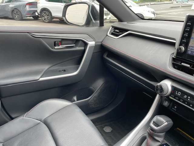 トヨタ ＲＡＶ４ ＰＨＶ ブラックトーン 静岡県 2021(令3)年 3.1万km アティチュードブラックマイカ/シルバーメタリック 2トーン ●ワンオーナー/●純正9インチディスプレイオーディオ(ナビ機能付き)/(フルセグ/Bluetooth)/●ブラックレザーシート/●全席シートヒーター/●全方位カメラ/●レーダークルーズコントロール/●ブラインドスポットモニター/●衝突被害軽減システム/●レーンキープアシスト/●前後コーナーセンサー/●電動パーキングブレーキ/●オートブレーキホールド/●LEDライト/●オートライト/●オートマチックハイビーム/●革巻きステアリング/●ステアリングスイッチ/●ステアリングヒーター/●ETC/●前方ドライブレコーダー/●デジタルルームミラー/●電動リアゲート/●置くだけ充電/●100V充電/●純正19インチアルミホイール/●W＋サイドSRS＆ABS/●保証書/●取扱説明書