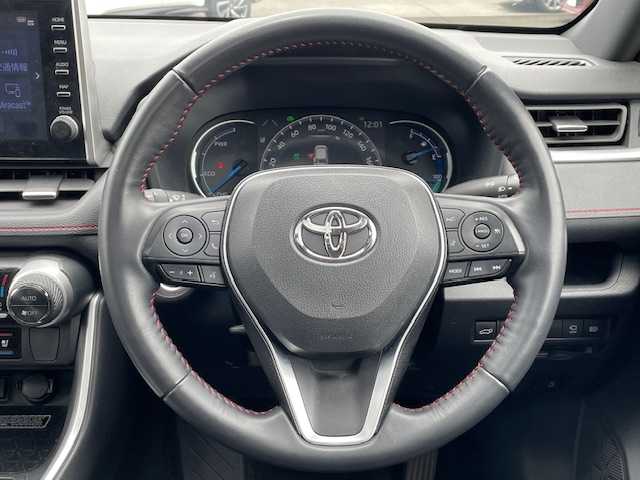 トヨタ ＲＡＶ４ ＰＨＶ ブラックトーン 静岡県 2021(令3)年 3.1万km アティチュードブラックマイカ/シルバーメタリック 2トーン ●ワンオーナー/●純正9インチディスプレイオーディオ(ナビ機能付き)/(フルセグ/Bluetooth)/●ブラックレザーシート/●全席シートヒーター/●全方位カメラ/●レーダークルーズコントロール/●ブラインドスポットモニター/●衝突被害軽減システム/●レーンキープアシスト/●前後コーナーセンサー/●電動パーキングブレーキ/●オートブレーキホールド/●LEDライト/●オートライト/●オートマチックハイビーム/●革巻きステアリング/●ステアリングスイッチ/●ステアリングヒーター/●ETC/●前方ドライブレコーダー/●デジタルルームミラー/●電動リアゲート/●置くだけ充電/●100V充電/●純正19インチアルミホイール/●W＋サイドSRS＆ABS/●保証書/●取扱説明書