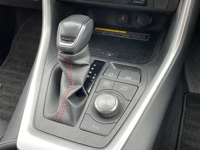 トヨタ ＲＡＶ４ ＰＨＶ ブラックトーン 静岡県 2021(令3)年 3.1万km アティチュードブラックマイカ/シルバーメタリック 2トーン ●ワンオーナー/●純正9インチディスプレイオーディオ(ナビ機能付き)/(フルセグ/Bluetooth)/●ブラックレザーシート/●全席シートヒーター/●全方位カメラ/●レーダークルーズコントロール/●ブラインドスポットモニター/●衝突被害軽減システム/●レーンキープアシスト/●前後コーナーセンサー/●電動パーキングブレーキ/●オートブレーキホールド/●LEDライト/●オートライト/●オートマチックハイビーム/●革巻きステアリング/●ステアリングスイッチ/●ステアリングヒーター/●ETC/●前方ドライブレコーダー/●デジタルルームミラー/●電動リアゲート/●置くだけ充電/●100V充電/●純正19インチアルミホイール/●W＋サイドSRS＆ABS/●保証書/●取扱説明書