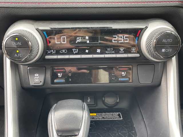 トヨタ ＲＡＶ４ ＰＨＶ ブラックトーン 静岡県 2021(令3)年 3.1万km アティチュードブラックマイカ/シルバーメタリック 2トーン ●ワンオーナー/●純正9インチディスプレイオーディオ(ナビ機能付き)/(フルセグ/Bluetooth)/●ブラックレザーシート/●全席シートヒーター/●全方位カメラ/●レーダークルーズコントロール/●ブラインドスポットモニター/●衝突被害軽減システム/●レーンキープアシスト/●前後コーナーセンサー/●電動パーキングブレーキ/●オートブレーキホールド/●LEDライト/●オートライト/●オートマチックハイビーム/●革巻きステアリング/●ステアリングスイッチ/●ステアリングヒーター/●ETC/●前方ドライブレコーダー/●デジタルルームミラー/●電動リアゲート/●置くだけ充電/●100V充電/●純正19インチアルミホイール/●W＋サイドSRS＆ABS/●保証書/●取扱説明書
