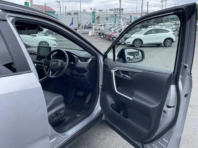 トヨタ ＲＡＶ４ ＰＨＶ ブラックトーン 静岡県 2021(令3)年 3.1万km アティチュードブラックマイカ/シルバーメタリック 2トーン ●ワンオーナー/●純正9インチディスプレイオーディオ(ナビ機能付き)/(フルセグ/Bluetooth)/●ブラックレザーシート/●全席シートヒーター/●全方位カメラ/●レーダークルーズコントロール/●ブラインドスポットモニター/●衝突被害軽減システム/●レーンキープアシスト/●前後コーナーセンサー/●電動パーキングブレーキ/●オートブレーキホールド/●LEDライト/●オートライト/●オートマチックハイビーム/●革巻きステアリング/●ステアリングスイッチ/●ステアリングヒーター/●ETC/●前方ドライブレコーダー/●デジタルルームミラー/●電動リアゲート/●置くだけ充電/●100V充電/●純正19インチアルミホイール/●W＋サイドSRS＆ABS/●保証書/●取扱説明書