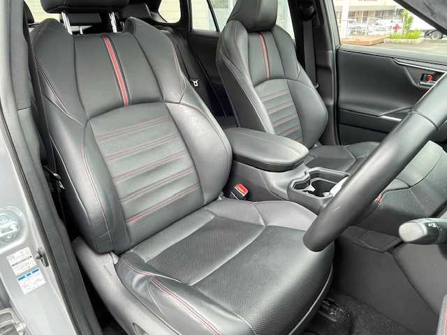 トヨタ ＲＡＶ４ ＰＨＶ ブラックトーン 静岡県 2021(令3)年 3.1万km アティチュードブラックマイカ/シルバーメタリック 2トーン ●ワンオーナー/●純正9インチディスプレイオーディオ(ナビ機能付き)/(フルセグ/Bluetooth)/●ブラックレザーシート/●全席シートヒーター/●全方位カメラ/●レーダークルーズコントロール/●ブラインドスポットモニター/●衝突被害軽減システム/●レーンキープアシスト/●前後コーナーセンサー/●電動パーキングブレーキ/●オートブレーキホールド/●LEDライト/●オートライト/●オートマチックハイビーム/●革巻きステアリング/●ステアリングスイッチ/●ステアリングヒーター/●ETC/●前方ドライブレコーダー/●デジタルルームミラー/●電動リアゲート/●置くだけ充電/●100V充電/●純正19インチアルミホイール/●W＋サイドSRS＆ABS/●保証書/●取扱説明書