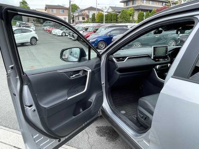 トヨタ ＲＡＶ４ ＰＨＶ ブラックトーン 静岡県 2021(令3)年 3.1万km アティチュードブラックマイカ/シルバーメタリック 2トーン ●ワンオーナー/●純正9インチディスプレイオーディオ(ナビ機能付き)/(フルセグ/Bluetooth)/●ブラックレザーシート/●全席シートヒーター/●全方位カメラ/●レーダークルーズコントロール/●ブラインドスポットモニター/●衝突被害軽減システム/●レーンキープアシスト/●前後コーナーセンサー/●電動パーキングブレーキ/●オートブレーキホールド/●LEDライト/●オートライト/●オートマチックハイビーム/●革巻きステアリング/●ステアリングスイッチ/●ステアリングヒーター/●ETC/●前方ドライブレコーダー/●デジタルルームミラー/●電動リアゲート/●置くだけ充電/●100V充電/●純正19インチアルミホイール/●W＋サイドSRS＆ABS/●保証書/●取扱説明書