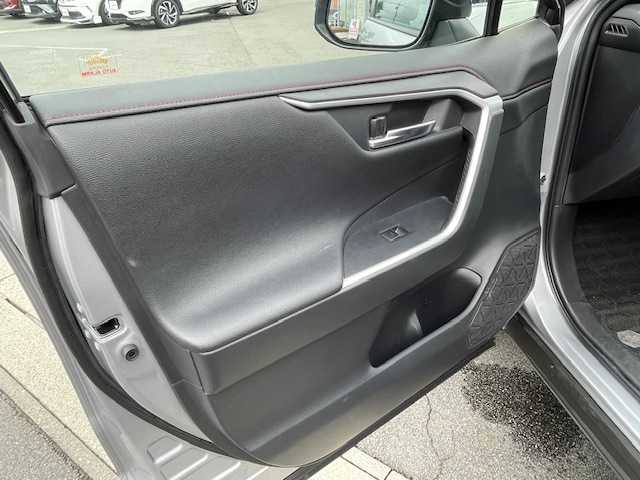 トヨタ ＲＡＶ４ ＰＨＶ ブラックトーン 静岡県 2021(令3)年 3.1万km アティチュードブラックマイカ/シルバーメタリック 2トーン ●ワンオーナー/●純正9インチディスプレイオーディオ(ナビ機能付き)/(フルセグ/Bluetooth)/●ブラックレザーシート/●全席シートヒーター/●全方位カメラ/●レーダークルーズコントロール/●ブラインドスポットモニター/●衝突被害軽減システム/●レーンキープアシスト/●前後コーナーセンサー/●電動パーキングブレーキ/●オートブレーキホールド/●LEDライト/●オートライト/●オートマチックハイビーム/●革巻きステアリング/●ステアリングスイッチ/●ステアリングヒーター/●ETC/●前方ドライブレコーダー/●デジタルルームミラー/●電動リアゲート/●置くだけ充電/●100V充電/●純正19インチアルミホイール/●W＋サイドSRS＆ABS/●保証書/●取扱説明書