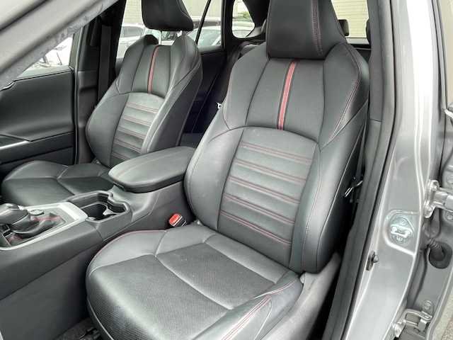 トヨタ ＲＡＶ４ ＰＨＶ ブラックトーン 静岡県 2021(令3)年 3.1万km アティチュードブラックマイカ/シルバーメタリック 2トーン ●ワンオーナー/●純正9インチディスプレイオーディオ(ナビ機能付き)/(フルセグ/Bluetooth)/●ブラックレザーシート/●全席シートヒーター/●全方位カメラ/●レーダークルーズコントロール/●ブラインドスポットモニター/●衝突被害軽減システム/●レーンキープアシスト/●前後コーナーセンサー/●電動パーキングブレーキ/●オートブレーキホールド/●LEDライト/●オートライト/●オートマチックハイビーム/●革巻きステアリング/●ステアリングスイッチ/●ステアリングヒーター/●ETC/●前方ドライブレコーダー/●デジタルルームミラー/●電動リアゲート/●置くだけ充電/●100V充電/●純正19インチアルミホイール/●W＋サイドSRS＆ABS/●保証書/●取扱説明書