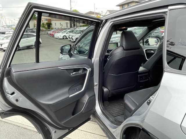 トヨタ ＲＡＶ４ ＰＨＶ ブラックトーン 静岡県 2021(令3)年 3.1万km アティチュードブラックマイカ/シルバーメタリック 2トーン ●ワンオーナー/●純正9インチディスプレイオーディオ(ナビ機能付き)/(フルセグ/Bluetooth)/●ブラックレザーシート/●全席シートヒーター/●全方位カメラ/●レーダークルーズコントロール/●ブラインドスポットモニター/●衝突被害軽減システム/●レーンキープアシスト/●前後コーナーセンサー/●電動パーキングブレーキ/●オートブレーキホールド/●LEDライト/●オートライト/●オートマチックハイビーム/●革巻きステアリング/●ステアリングスイッチ/●ステアリングヒーター/●ETC/●前方ドライブレコーダー/●デジタルルームミラー/●電動リアゲート/●置くだけ充電/●100V充電/●純正19インチアルミホイール/●W＋サイドSRS＆ABS/●保証書/●取扱説明書