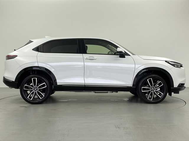 ホンダ ヴェゼル ハイブリッド e:HEV Z 岐阜県 2025(令7)年 0.1万km未満 プラチナホワイトパール Honda CONNECT 9インチディスプレーオーディオ/・ETC2.0車載器+ワイヤレス置くだけ充電器 (220000円)　/・Apple CarPlay/・Android Auto/・Bluetooth/・AM/FM/・USB/・車内WI-FI/フロントグリル　ベルリナブラック (41250円)/革巻きステアリング/・ハンドルヒーター/・ステアリングリモコン/・パドルシフト/スペアキー有/追従型クルーズコントロール/レーンキープアシスト/前後クリアランスソナー/電動パワーバックドア/ハーフレザーシート/・シートヒーター(D席/N席)/衝突軽減ブレーキ/・オートブレーキホールド/LEDヘッドライト/・オートライト/ダウンヒルアシストコントロール