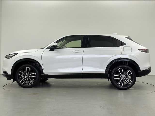 ホンダ ヴェゼル ハイブリッド e:HEV Z 岐阜県 2025(令7)年 0.1万km未満 プラチナホワイトパール Honda CONNECT 9インチディスプレーオーディオ/・ETC2.0車載器+ワイヤレス置くだけ充電器 (220000円)　/・Apple CarPlay/・Android Auto/・Bluetooth/・AM/FM/・USB/・車内WI-FI/フロントグリル　ベルリナブラック (41250円)/革巻きステアリング/・ハンドルヒーター/・ステアリングリモコン/・パドルシフト/スペアキー有/追従型クルーズコントロール/レーンキープアシスト/前後クリアランスソナー/電動パワーバックドア/ハーフレザーシート/・シートヒーター(D席/N席)/衝突軽減ブレーキ/・オートブレーキホールド/LEDヘッドライト/・オートライト/ダウンヒルアシストコントロール