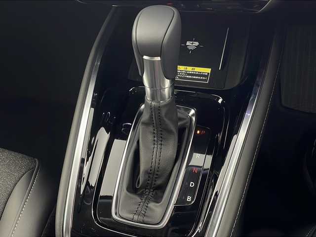 ホンダ ヴェゼル ハイブリッド e:HEV Z 岐阜県 2025(令7)年 0.1千km プラチナホワイトパール Honda CONNECT 9インチディスプレーオーディオ/・ETC2.0車載器+ワイヤレス置くだけ充電器 (220000円)　/・Apple CarPlay/・Android Auto/・Bluetooth/・AM/FM/・USB/・車内WI-FI/フロントグリル　ベルリナブラック (41250円)/革巻きステアリング/・ハンドルヒーター/・ステアリングリモコン/・パドルシフト/スペアキー有/追従型クルーズコントロール/レーンキープアシスト/前後クリアランスソナー/電動パワーバックドア/ハーフレザーシート/・シートヒーター(D席/N席)/衝突軽減ブレーキ/・オートブレーキホールド/LEDヘッドライト/・オートライト/ダウンヒルアシストコントロール