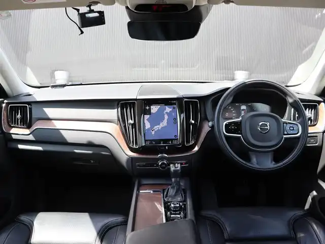 ボルボ ＸＣ６０ D4 AWD インスクリプション 長野県 2018(平30)年 6.4万km クリスタルホワイトP 黒革シート　/純正ナビＴＶ　/３６０°/ＣａｒＰｌａｙ　/ヘッドアップＤ　/ｈａｒｍａｎ／ｋａｒｄｏｎ　/ＡＣＣ　/衝突軽減B /LKA /BLIS /パーイングアシスト /パワーシート/全席ヒーター/ベンチレーション