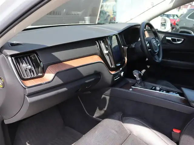 ボルボ ＸＣ６０ D4 AWD インスクリプション 長野県 2018(平30)年 6.4万km クリスタルホワイトP 黒革シート　/純正ナビＴＶ　/３６０°/ＣａｒＰｌａｙ　/ヘッドアップＤ　/ｈａｒｍａｎ／ｋａｒｄｏｎ　/ＡＣＣ　/衝突軽減B /LKA /BLIS /パーイングアシスト /パワーシート/全席ヒーター/ベンチレーション