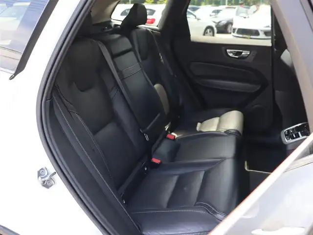 ボルボ ＸＣ６０ D4 AWD インスクリプション 長野県 2018(平30)年 6.4万km クリスタルホワイトP 黒革シート　/純正ナビＴＶ　/３６０°/ＣａｒＰｌａｙ　/ヘッドアップＤ　/ｈａｒｍａｎ／ｋａｒｄｏｎ　/ＡＣＣ　/衝突軽減B /LKA /BLIS /パーイングアシスト /パワーシート/全席ヒーター/ベンチレーション