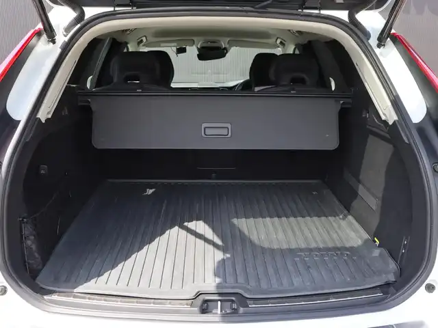 ボルボ ＸＣ６０ D4 AWD インスクリプション 長野県 2018(平30)年 6.4万km クリスタルホワイトP 黒革シート　/純正ナビＴＶ　/３６０°/ＣａｒＰｌａｙ　/ヘッドアップＤ　/ｈａｒｍａｎ／ｋａｒｄｏｎ　/ＡＣＣ　/衝突軽減B /LKA /BLIS /パーイングアシスト /パワーシート/全席ヒーター/ベンチレーション