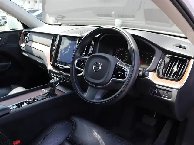 ボルボ ＸＣ６０ D4 AWD インスクリプション 長野県 2018(平30)年 6.4万km クリスタルホワイトP 黒革シート　/純正ナビＴＶ　/３６０°/ＣａｒＰｌａｙ　/ヘッドアップＤ　/ｈａｒｍａｎ／ｋａｒｄｏｎ　/ＡＣＣ　/衝突軽減B /LKA /BLIS /パーイングアシスト /パワーシート/全席ヒーター/ベンチレーション