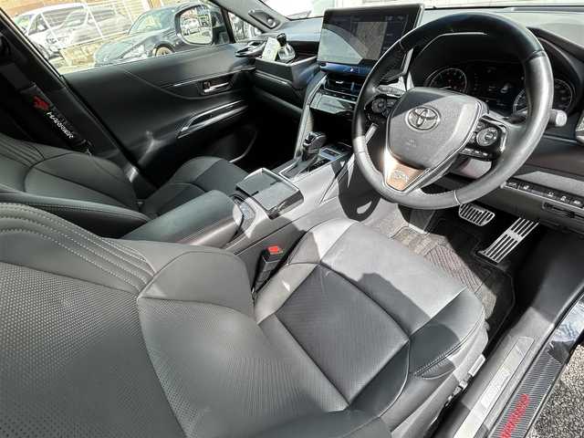 トヨタ ハリアー Z レザーパッケージ 福岡県 2021(令3)年 3.2万km プレシャスブラックパール MODELLISTAエアロ（フロント/サイド/リア）/JBLプレミアムサウンド/12.3インチ純正ディスプレイオーディオ/　（AM/FM/Bluetooth/Miracast/フルセグTV/ナビキット）/バックカメラ/全方位カメラ/トヨタセーフティーセンス/・プリクラッシュセーフティ/・オートマチックハイビーム/・ロードサインアシスト/・レーダークルーズコントロール/・先行車発進告知機能/オートライト/コーナーセンサー/クリアランスソナー/ブラインドスポッドモニター/リヤクロストラフィックアラート/横滑り防止装置/レオニス・19インチAW/黒色レザーシート/パワーシート（D/N）/シートヒーター/ベンチレーター（D/N）/ポジションメモリ（D席）/ヘッドアップディスプレイ/ステアリングヒーター/パワーバックドア/ビルトインETC2.0/録画機能付きデジタルインナーミラー/YUPITERU・前後360度ドライブレコーダー【ZQ-30R】/純正フロアマット/ドアバイザー/ISOFIX/USB端子×4/盗難防止装置/プッシュスタート/スペアキー×1/保証書/取扱説明書/ナビ取扱説明書