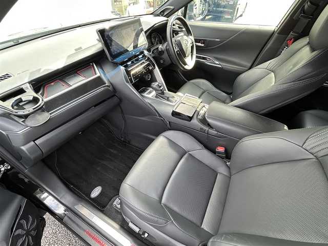 トヨタ ハリアー Z レザーパッケージ 福岡県 2021(令3)年 3.2万km プレシャスブラックパール MODELLISTAエアロ（フロント/サイド/リア）/JBLプレミアムサウンド/12.3インチ純正ディスプレイオーディオ/　（AM/FM/Bluetooth/Miracast/フルセグTV/ナビキット）/バックカメラ/全方位カメラ/トヨタセーフティーセンス/・プリクラッシュセーフティ/・オートマチックハイビーム/・ロードサインアシスト/・レーダークルーズコントロール/・先行車発進告知機能/オートライト/コーナーセンサー/クリアランスソナー/ブラインドスポッドモニター/リヤクロストラフィックアラート/横滑り防止装置/レオニス・19インチAW/黒色レザーシート/パワーシート（D/N）/シートヒーター/ベンチレーター（D/N）/ポジションメモリ（D席）/ヘッドアップディスプレイ/ステアリングヒーター/パワーバックドア/ビルトインETC2.0/録画機能付きデジタルインナーミラー/YUPITERU・前後360度ドライブレコーダー【ZQ-30R】/純正フロアマット/ドアバイザー/ISOFIX/USB端子×4/盗難防止装置/プッシュスタート/スペアキー×1/保証書/取扱説明書/ナビ取扱説明書