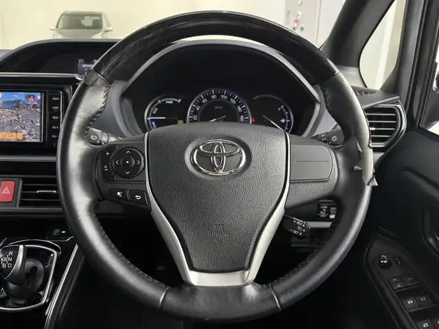 トヨタ エスクァイア ハイブリッド Gi 大阪府 2015(平27)年 5.8万km ブラック ブラックレザーシート/寒冷地仕様/両側パワースライドドア/純正メモリナビTV/バックカメラ/ETC/純正１５インチアルミ/クルーズコントロール/シートヒーター /ウッドコンビステアリング/ワンオーナー /スペアキー