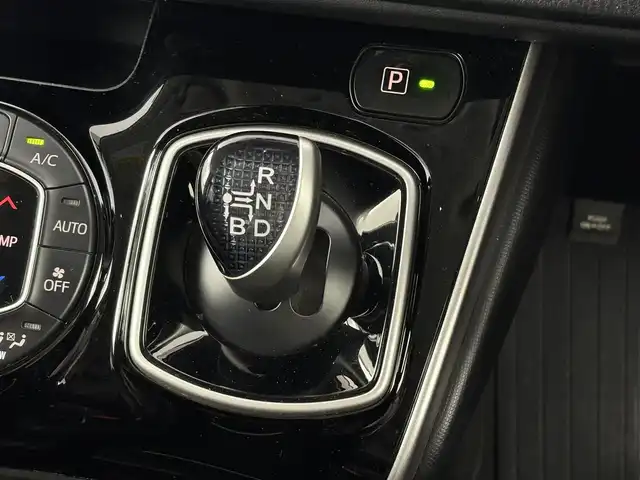 トヨタ エスクァイア ハイブリッド Gi 大阪府 2015(平27)年 5.8万km ブラック ブラックレザーシート/寒冷地仕様/両側パワースライドドア/純正メモリナビTV/バックカメラ/ETC/純正１５インチアルミ/クルーズコントロール/シートヒーター /ウッドコンビステアリング/ワンオーナー /スペアキー