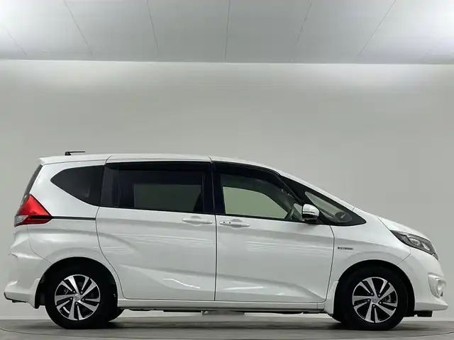 ホンダ フリード＋ ハイブリット EX 埼玉県 2016(平28)年 4.5万km ホワイトオーキッドパール 純正ナビ 両側電動スライドドア バックカメラ シートヒーター LEDヘッドライト　ETC 追従走行 ハーフレザー　フルセグTV　Bluetooth　CD/DVD　純正フロアマット　寒冷地仕様