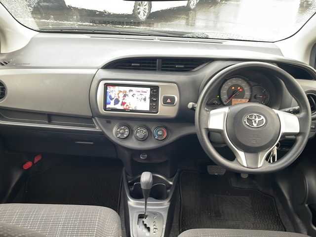 トヨタ ヴィッツ F 新潟県 2014(平26)年 2.1万km シルバーM 冬タイヤ有/SDメモリナビ/（FM/AM/CD/ワンセグ）/リモコンキー/横滑り防止/シガーソケット/フロアマット/ヘッドライトレベライザー/電格ミラー/ウィンカーミラー/ドアバイザー