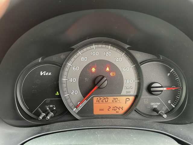 トヨタ ヴィッツ F 新潟県 2014(平26)年 2.1万km シルバーM 冬タイヤ有/SDメモリナビ/（FM/AM/CD/ワンセグ）/リモコンキー/横滑り防止/シガーソケット/フロアマット/ヘッドライトレベライザー/電格ミラー/ウィンカーミラー/ドアバイザー