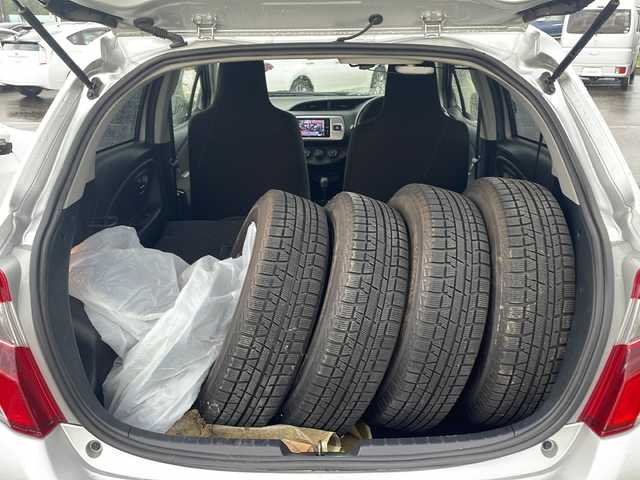 トヨタ ヴィッツ F 新潟県 2014(平26)年 2.1万km シルバーM 冬タイヤ有/SDメモリナビ/（FM/AM/CD/ワンセグ）/リモコンキー/横滑り防止/シガーソケット/フロアマット/ヘッドライトレベライザー/電格ミラー/ウィンカーミラー/ドアバイザー