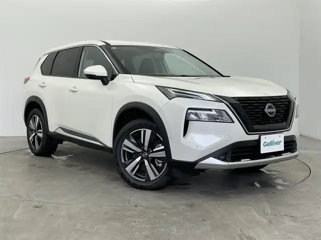 日産 エクストレイル G e－4ORCE 富山県 2025(令7)年 0.1万km ブリリアントホワイトパール 純正12.3型ナビ（AM/FM/BT/USB/フルセグ）/全方位カメラ/ETC/ヘッドアップディスプレイ/レザーシート/D/N席パワーシート/D席メモリシート/シートヒーター/ハンドルヒーター/ブラインドスポットモニター/衝突被害軽減システム/レーダークルーズコントロール/レーンキープアシスト/コーナーセンサー/横滑り防止装置/デジタルインナーミラー/オートホールド付電子パーキング/純正アルミホイール/純正フロアマット/オートLEDライト/置くだけ充電/革巻きステアリング/ステアリングスイッチ/スマートキー/スペアキー