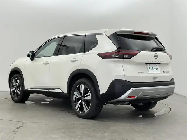 日産 エクストレイル G e－4ORCE 富山県 2025(令7)年 0.1万km ブリリアントホワイトパール 純正12.3型ナビ（AM/FM/BT/USB/フルセグ）/全方位カメラ/ETC/ヘッドアップディスプレイ/レザーシート/D/N席パワーシート/D席メモリシート/シートヒーター/ハンドルヒーター/ブラインドスポットモニター/衝突被害軽減システム/レーダークルーズコントロール/レーンキープアシスト/コーナーセンサー/横滑り防止装置/デジタルインナーミラー/オートホールド付電子パーキング/純正アルミホイール/純正フロアマット/オートLEDライト/置くだけ充電/革巻きステアリング/ステアリングスイッチ/スマートキー/スペアキー