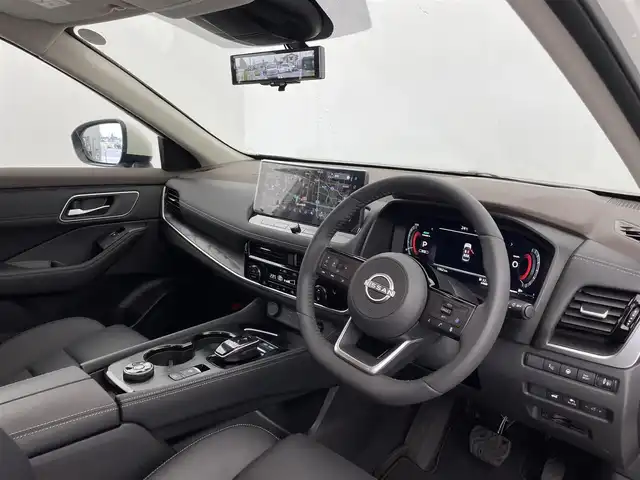 日産 エクストレイル G e－4ORCE 富山県 2025(令7)年 0.1万km ブリリアントホワイトパール 純正12.3型ナビ（AM/FM/BT/USB/フルセグ）/全方位カメラ/ETC/ヘッドアップディスプレイ/レザーシート/D/N席パワーシート/D席メモリシート/シートヒーター/ハンドルヒーター/ブラインドスポットモニター/衝突被害軽減システム/レーダークルーズコントロール/レーンキープアシスト/コーナーセンサー/横滑り防止装置/デジタルインナーミラー/オートホールド付電子パーキング/純正アルミホイール/純正フロアマット/オートLEDライト/置くだけ充電/革巻きステアリング/ステアリングスイッチ/スマートキー/スペアキー