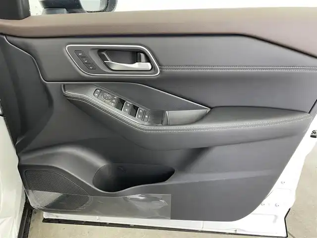 日産 エクストレイル G e－4ORCE 富山県 2025(令7)年 0.1万km ブリリアントホワイトパール 純正12.3型ナビ（AM/FM/BT/USB/フルセグ）/全方位カメラ/ETC/ヘッドアップディスプレイ/レザーシート/D/N席パワーシート/D席メモリシート/シートヒーター/ハンドルヒーター/ブラインドスポットモニター/衝突被害軽減システム/レーダークルーズコントロール/レーンキープアシスト/コーナーセンサー/横滑り防止装置/デジタルインナーミラー/オートホールド付電子パーキング/純正アルミホイール/純正フロアマット/オートLEDライト/置くだけ充電/革巻きステアリング/ステアリングスイッチ/スマートキー/スペアキー